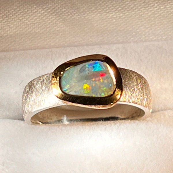 Boulder Opal Regenbogenfarben Ring in Silber mit vergoldeter Fassung