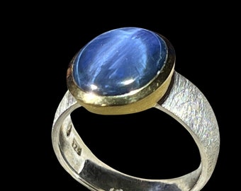 Superflacher Sternsaphir Ring in Silber mit vergoldeter Fassung