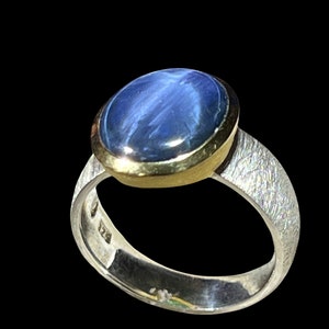 Superflacher Sternsaphir Ring in Silber mit vergoldeter Fassung Bild 1