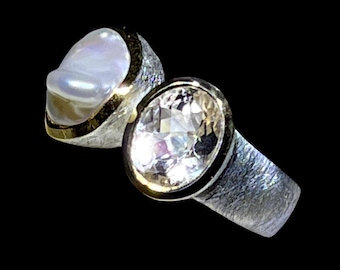Bergkristall Geisterwelt mit Barockperle Silberring mit Goldvermeil Fassung