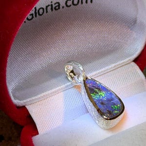 Boulder Opal Anhänger 14 x 7mm in 18Kt Goldvermeil Fassung Anhänger in Silber