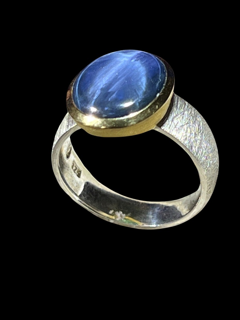 Superflacher Sternsaphir Ring in Silber mit vergoldeter Fassung Bild 1