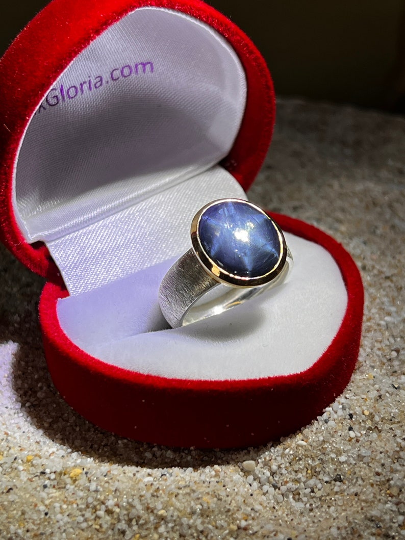 Superflacher Sternsaphir Ring in Silber mit vergoldeter Fassung Bild 2