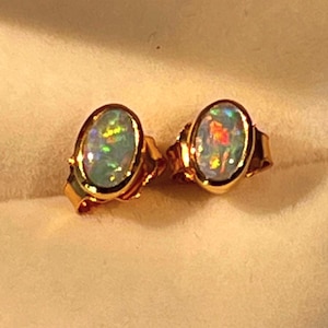 Australische Opal Ohrstecker in 18Kt Goldvermeil Fassung