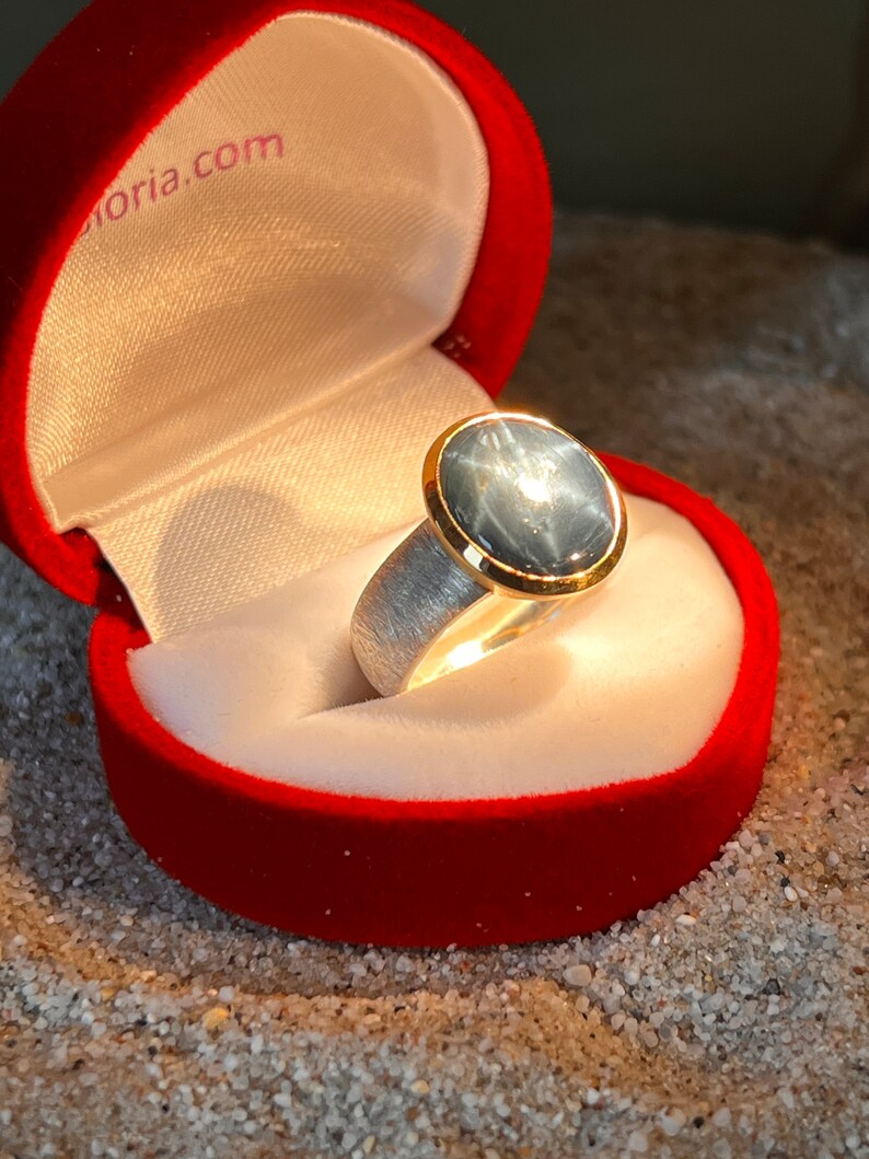 Superflacher Sternsaphir Ring in Silber mit vergoldeter Fassung Bild 4