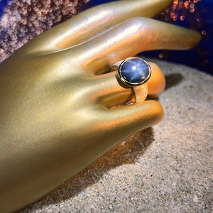 Superflacher Sternsaphir Ring in Silber mit vergoldeter Fassung Bild 3