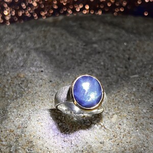 Superflacher Sternsaphir Ring in Silber mit vergoldeter Fassung Bild 9