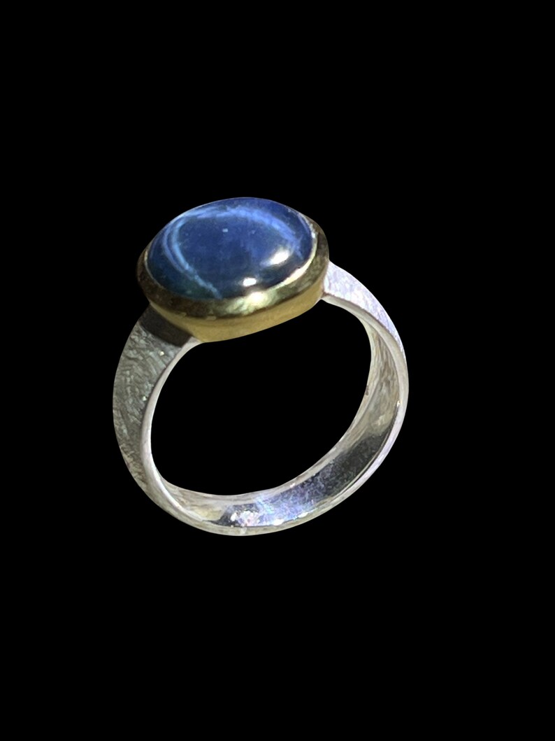 Superflacher Sternsaphir Ring in Silber mit vergoldeter Fassung Bild 5