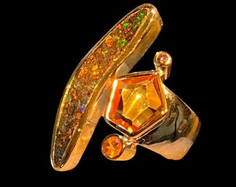 Matrice nera opale e citrino dorato a forma di sole in argento sterling con montatura in vermeil d'oro 18 carati.