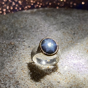 Superflacher Sternsaphir Ring in Silber mit vergoldeter Fassung Bild 8