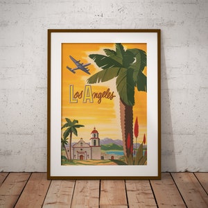 Puede incluir: P&oacute;ster de viaje vintage con un cielo amarillo de puesta de sol con una palmera, una iglesia y un avi&oacute;n volando por encima. El texto "Los Angeles" est&aacute; escrito en una fuente estilizada.