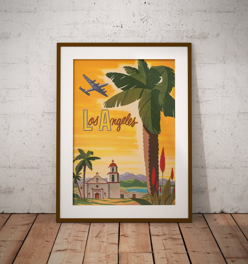 Puede incluir: P&oacute;ster de viaje vintage con un cielo amarillo de puesta de sol con una palmera, una iglesia y un avi&oacute;n volando por encima. El texto "Los Angeles" est&aacute; escrito en una fuente estilizada.