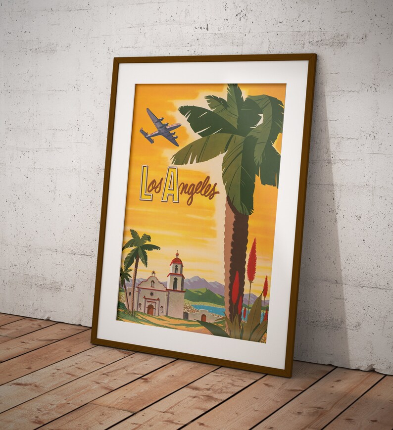 Puede incluir: Un cartel de viaje vintage para Los &Aacute;ngeles, California. El cartel presenta una palmera, un edificio de estilo misi&oacute;n y un avi&oacute;n volando por encima. El texto "Los &Aacute;ngeles" est&aacute; escrito en una fuente estilizada.