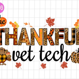 Puede incluir: Un gráfico con temática de Acción de Gracias con el texto "Thankful vet tech" en letras negras. El texto está rodeado de elementos con temática otoñal, incluyendo un pavo, calabazas y hojas. Las calabazas y el pavo están decorados con estampado de leopardo, cuadros y patrones de girasol.