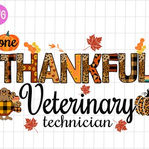 Puede incluir: Un gráfico con temática de Acción de Gracias con las palabras "Thankful Veterinary Technician" en una fuente colorida y estampada. El gráfico incluye un pavo, una calabaza y hojas de otoño.