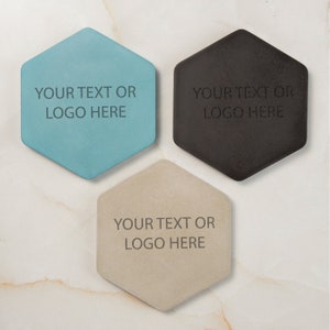 GRABADO GRATUITO Posavasos hexagonales grandes personalizados hechos de hormigón / forma geométrica / regalo de aliento para novio