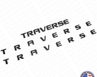 Pode incluir: Letras de plástico preto que soletram a palavra "TRAVERSE" em vários tamanhos. As letras estão dispostas em um padrão escalonado, com as letras maiores na parte superior e as letras menores na parte inferior.
