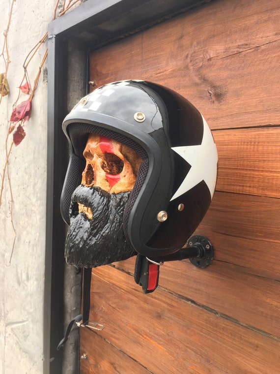 Teschio casco moto con barba e striscia rossa, portacasco, portacasco,  appendi cappelli, arredamento per il garage -  Italia