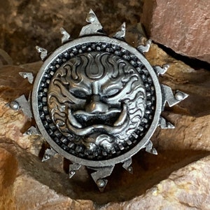 Handgemaakte tinnen zonnebadge: Evil Sun-ontwerp