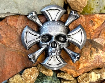 Large resin Skull and Cross pin/badge