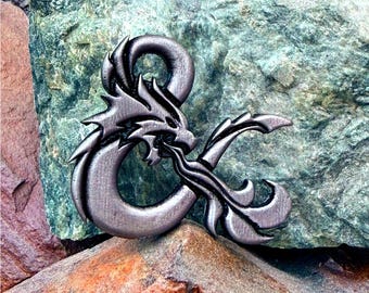 Insignia de peltre de dragón y símbolo & de DnD (hecha a mano, 35 mm x 40 mm)