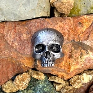 Grande épinglette/badge tête de mort en résine