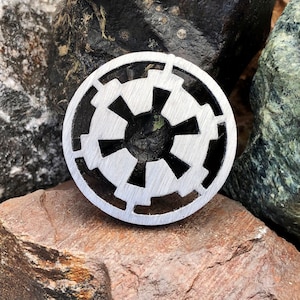 Insignia imperial de peltre hecha a mano: Pin de ciencia ficción