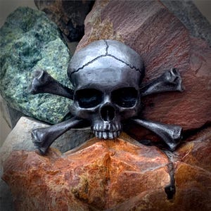Sehr große Kaltguss Skull and Crossbones Anstecker