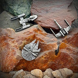 Set med 3 tennrymdskeppsnålar – X-Wing, Y-Wing och Millennium Falcon – Sci-Fi-inspirerade nålar/märken