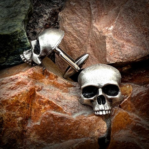 Boutons de manchette artisanaux en forme de tête de mort en étain : style rocker gothique steampunk