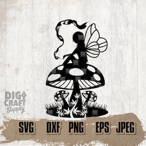 Puede incluir: Silueta en blanco y negro de un hada sentada en un hongo con un remolino de humo saliendo de su boca. El hongo está rodeado de hojas y hongos más pequeños.