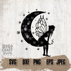 Puede incluir: Silueta en blanco y negro de un hada con alas, sosteniendo un porro, de pie frente a una luna creciente con hojas de marihuana. La luna está rodeada de hojas de marihuana.