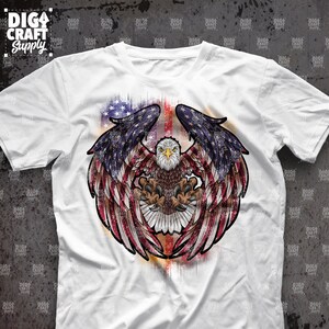 K&ouml;nnte beinhalten: Ein wei&szlig;es T-Shirt mit einem Aufdruck eines Wei&szlig;kopfseeadlers mit ausgebreiteten Fl&uuml;geln. Der Adler ist auf ein rot-wei&szlig;-blaues amerikanisches Flaggen-Design mit einem abgenutzten, verblassten Look &uuml;berlagert.