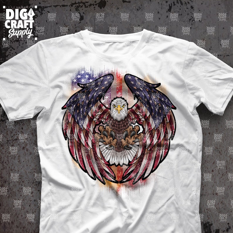 K&ouml;nnte beinhalten: Ein wei&szlig;es T-Shirt mit einem Aufdruck eines Wei&szlig;kopfseeadlers mit ausgebreiteten Fl&uuml;geln. Der Adler ist auf ein rot-wei&szlig;-blaues amerikanisches Flaggen-Design mit einem abgenutzten, verblassten Look &uuml;berlagert.