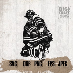 Puede incluir: Ilustración en blanco y negro de un bombero arrodillado, con casco y equipo. El texto "SVG DXF PNG EPS JPEG" está en la parte inferior y "DIG CRAFT Supply" en la esquina superior derecha.