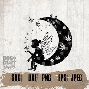 Könnte beinhalten: Schwarze und weiße Silhouette einer Fee, die auf einem Halbmond mit Marihuana-Blättern sitzt. Die Fee hat Flügel und hält ein Marihuana-Blatt in der Hand. Der Mond ist von Marihuana-Blättern umgeben.
