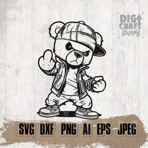 Può includere: Illustrazione in bianco e nero di un orsacchiotto che indossa un berretto da baseball e una giacca, che fa il dito medio. L'orso è in piedi con le gambe divaricate e le braccia distese. Il testo "DIGI CRAFT Supply" è nell'angolo in alto a destra dell'immagine.