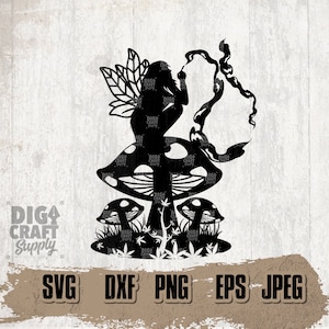 Può includere: Silhouette in bianco e nero di una fata seduta su un fungo con fumo che esce dalla sua bocca. La fata ha le ali e indossa un vestito. Ci sono due funghi più piccoli sullo sfondo.