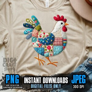 Könnte beinhalten: Beiges T-Shirt mit einem bunten Patchwork-Hühner-Design. Das Huhn hat einen roten Kamm, einen orangefarbenen Schnabel und Füße sowie einen Körper aus verschiedenen floralen und gemusterten Stoffen. Das Shirt hat auch den Text "PNG INSTANT DOWNLOADS JPEG" und "DIGITAL FILES ONLY".