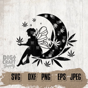 Könnte beinhalten: Schwarze und weiße Silhouette einer Fee, die auf einem Halbmond sitzt, der von Marihuana-Blättern umgeben ist. Die Fee hält ein Marihuana-Blatt in der Hand.