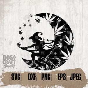 Puede incluir: Silueta negra de una bruja montada en una escoba frente a una luna creciente llena de hojas de cannabis. La bruja lleva un sombrero puntiagudo. El texto "SVG DXF PNG EPS JPEG" está incluido.