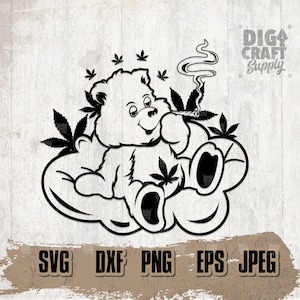 Könnte beinhalten: Schwarzweiß-Illustration eines Teddybären, der in einem wolkenförmigen Stuhl sitzt und einen Joint raucht. Der Bär hat einen entspannten Gesichtsausdruck und ist von Marihuanablättern umgeben.