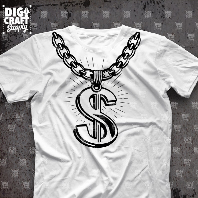 Op de afbeelding: Een wit T-shirt met een zwarte ketting en een dollar-hanger. De ketting is dik en robuust en het dollar-teken is groot en vet.