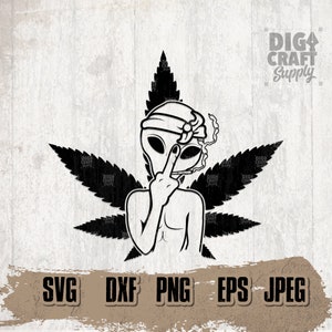 Könnte beinhalten: Schwarz-weiß-Illustration eines Außerirdischen mit einem Bandana, der den Mittelfinger zeigt, umgeben von Marihuanablättern.