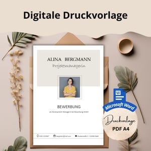 Könnte beinhalten: Eine digitale Lebenslaufvorlage im Microsoft Word-Format. Die Vorlage hat einen beigefarbenen Hintergrund mit einem Foto einer Frau in einem gelben Shirt. Der Text "ALINA BERGMANN" steht oben auf der Seite, gefolgt von "Projektmanagerin". Der Text "BEWERBUNG" steht unter dem Foto, gefolgt von "als Development Managerin bei Bewerbung GmbH". Der Text "Druckvorlage PDF A4" steht in einem Kreis mit weißem Hintergrund und blauem Rand.