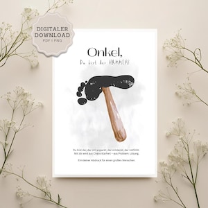 Könnte beinhalten: Digitaler Download-Druck mit einem schwarzen Fußabdruck, der den Kopf eines Hammers bildet, mit einem Holzgriff. Der deutsche Text lautet "Onkel, Du bist der HAMMER!" und zusätzlicher Text darunter.