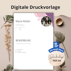 Może przedstawiać: Cyfrowy szablon CV w formacie Microsoft Word. Szablon zawiera abstrakcyjny projekt w kolorze różowym i fioletowym z miejscem na zdjęcie. Tekst "Digitale Druckvorlage" znajduje się na górze strony. Tekst "Maria Müller" jest w większym rozmiarze czcionki niż tekst "Verkäuferin". Tekst "BEWERBUNG" jest w większym rozmiarze czcionki niż tekst "als Verkäuferin bei JobDoodle AG".