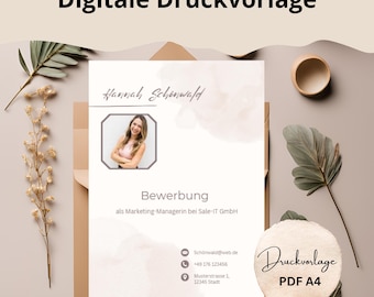 May include: A digital printable template for a job application. The template features a light pink background with a watercolor effect. The text "Hannah Schönwald" is written in cursive at the top of the page. The text "Bewerbung" is written in bold at the top of the page. The text "als Marketing-Managerin bei Sale-IT GmbH" is written below the word "Bewerbung". The text "Schönwald@web.de", "+49 176 123456", "Musterstrasse 1", and "12345 Stadt" are written in the bottom left corner of the page. The text "Druckvorlage PDF A4" is written in a circle in the bottom right corner of the page.