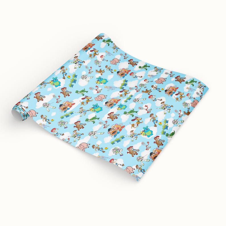 Puede incluir: Un rollo de papel de regalo azul claro con un patr&oacute;n repetido de personajes de dibujos animados, nubes y otros elementos. Los personajes est&aacute;n en varias poses sobre un fondo azul cielo con nubes blancas.