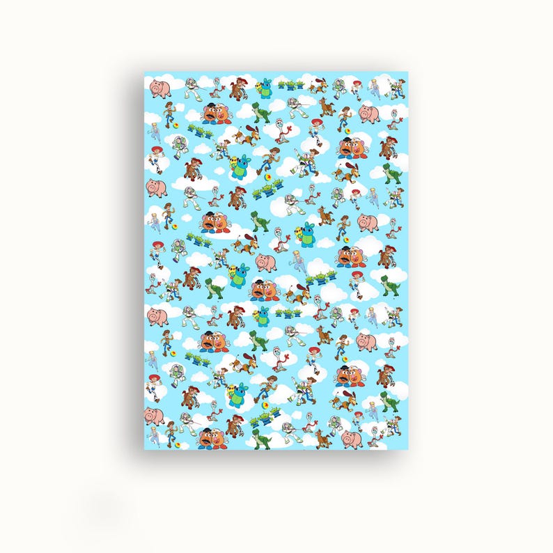 Puede incluir: Impresi&oacute;n rectangular con un patr&oacute;n repetido de personajes de Toy Story. El dise&ntilde;o presenta personajes como Woody y Buzz Lightyear, sobre un cielo azul claro con nubes blancas. La impresi&oacute;n es un dise&ntilde;o vibrante y colorido.